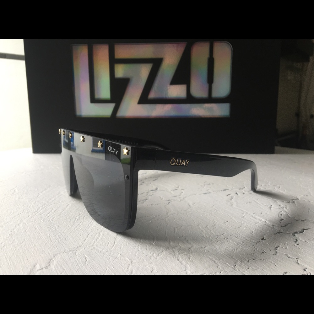 Quay x Lizzo JADED sunglasses in blkgld/smk